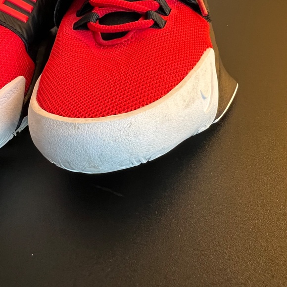 Nike Big Boys Red and Black FUTURE COURT Sneakers Size 6.5Y - Picture 5 of 6